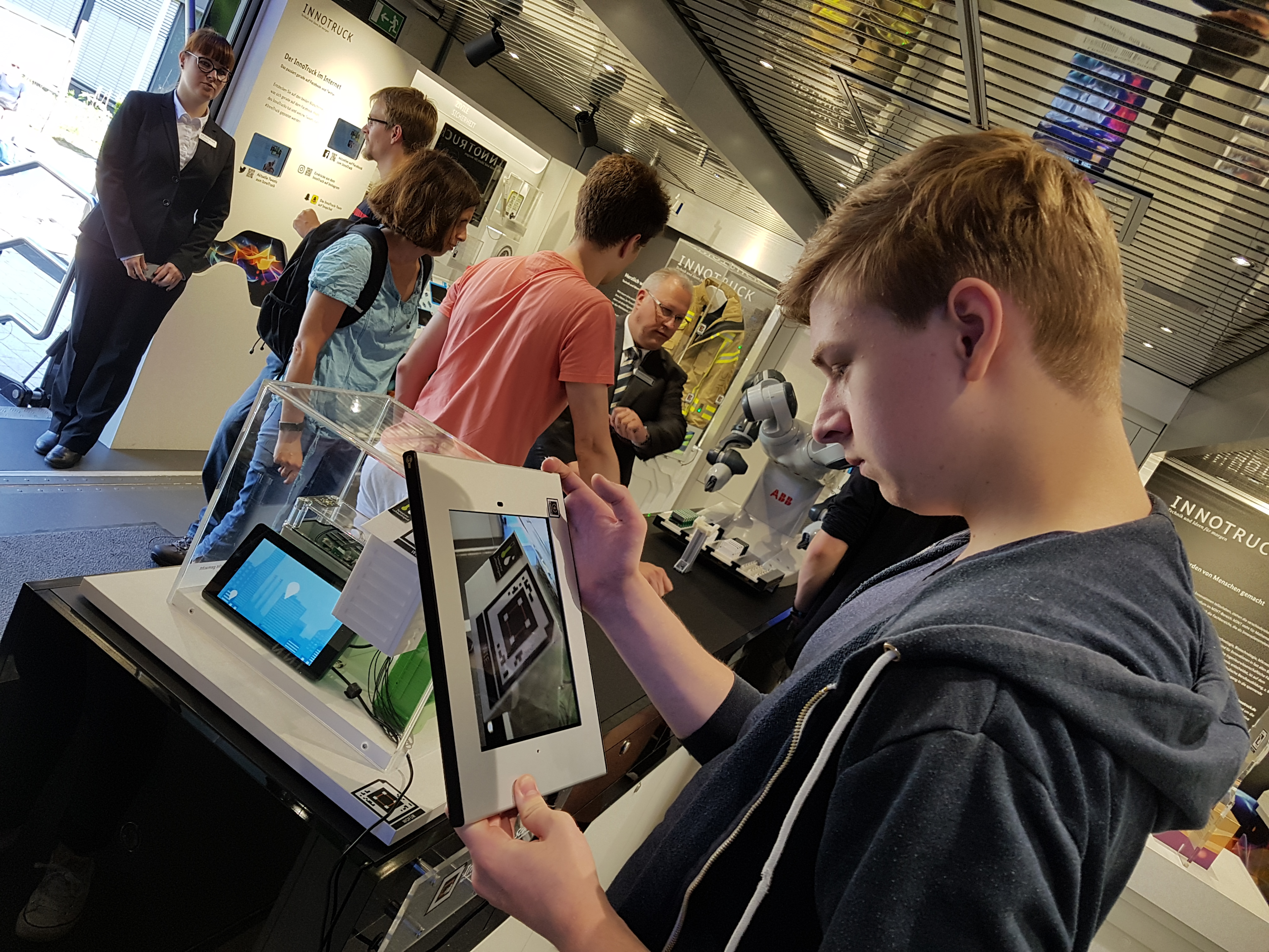 Ein Junge nutzt den Innovationsscanner (ein Tablet) um mehr über die senseBox zu lernen.