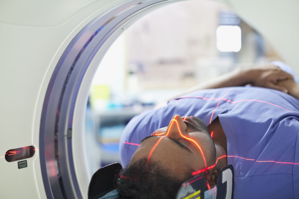 Ein Mann wird in einem Kernspintomographen untersucht.