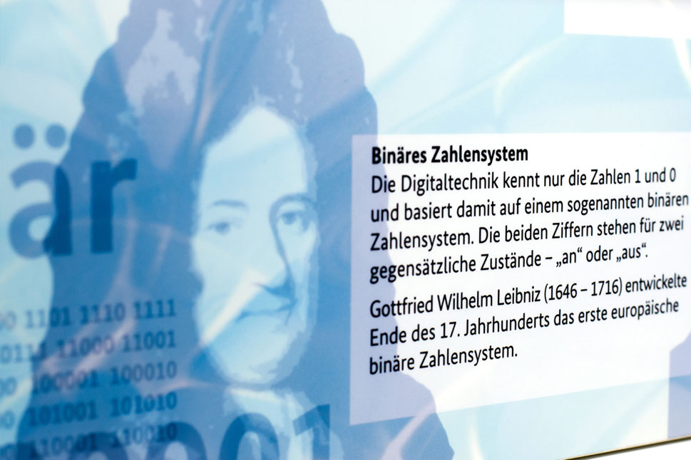 Das Bild zeigt die Exponatsbox, die über Gottfried Leibniz informiert.