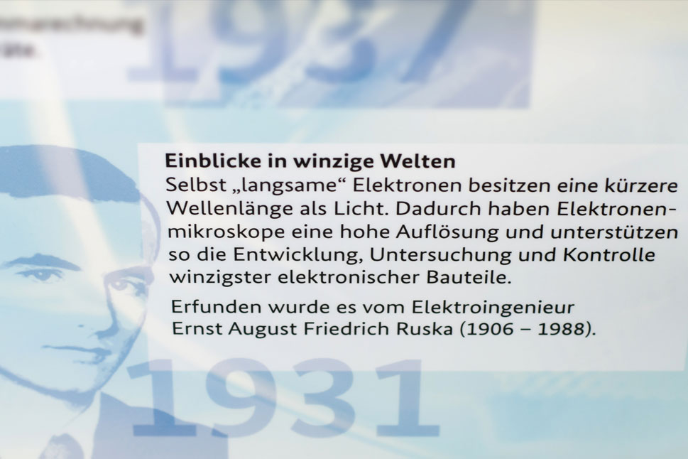 Eine Wandtafel informiert über Ernst Ruska.