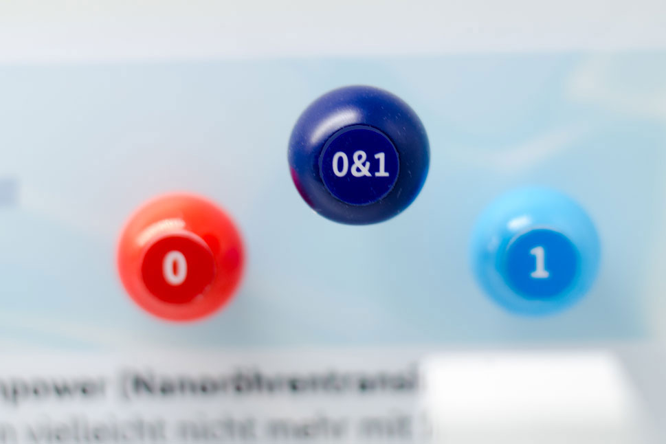 Eine Nahaufnahme eines Knopfes, auf dem '0&1' steht.