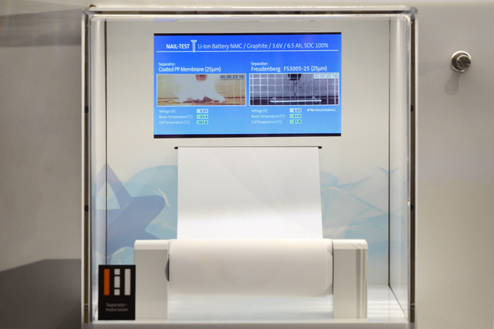 Die Exponatsbox im InnoTruck zeigt eine Rolle mit dem Separatormaterial und ein Video über die durchgeführten Tests.