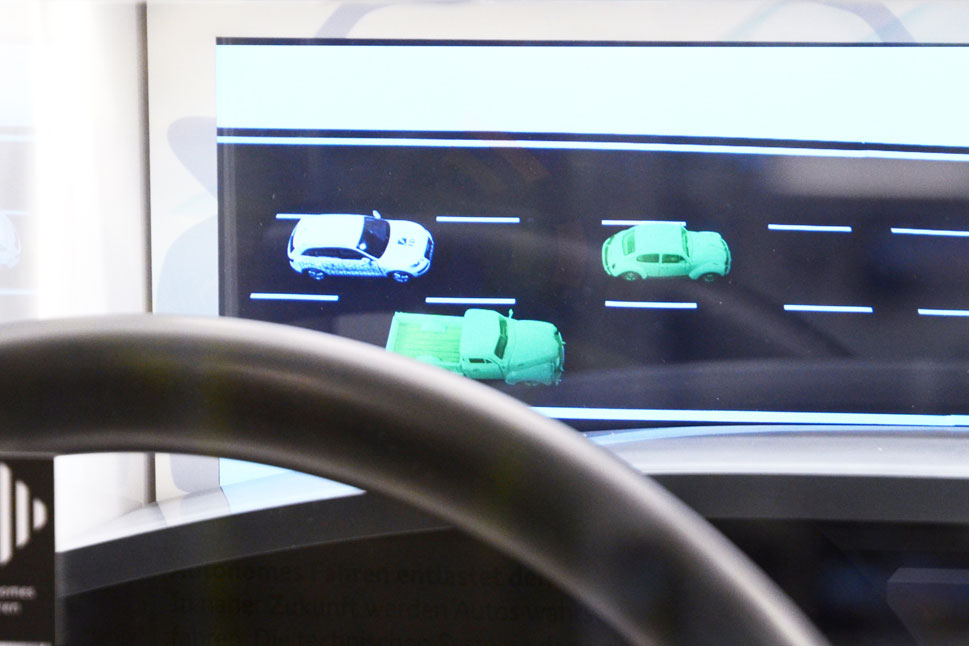 Im InnoTruck kann man sich ein Video über das selbstfahrende Auto anschauen.