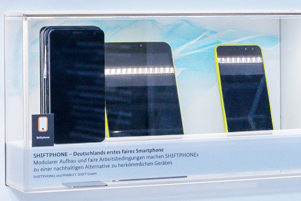 Eine Exponatsbox mit zwei Shiftphones und einem Shiftphablet.