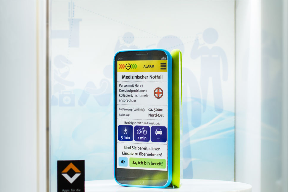 In der Exponatsbox befinden sich drei Smartphone-Attrappen, die Apps vorstellen.