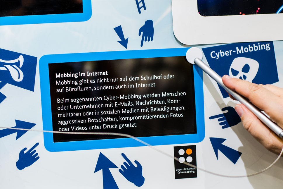 Eine Tafel im InnoTruck spricht über das Thema Cybermobbing.