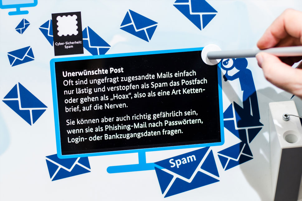 Eine Tafel im InnoTruck informiert über die Gefahren von Spam-Mails.
