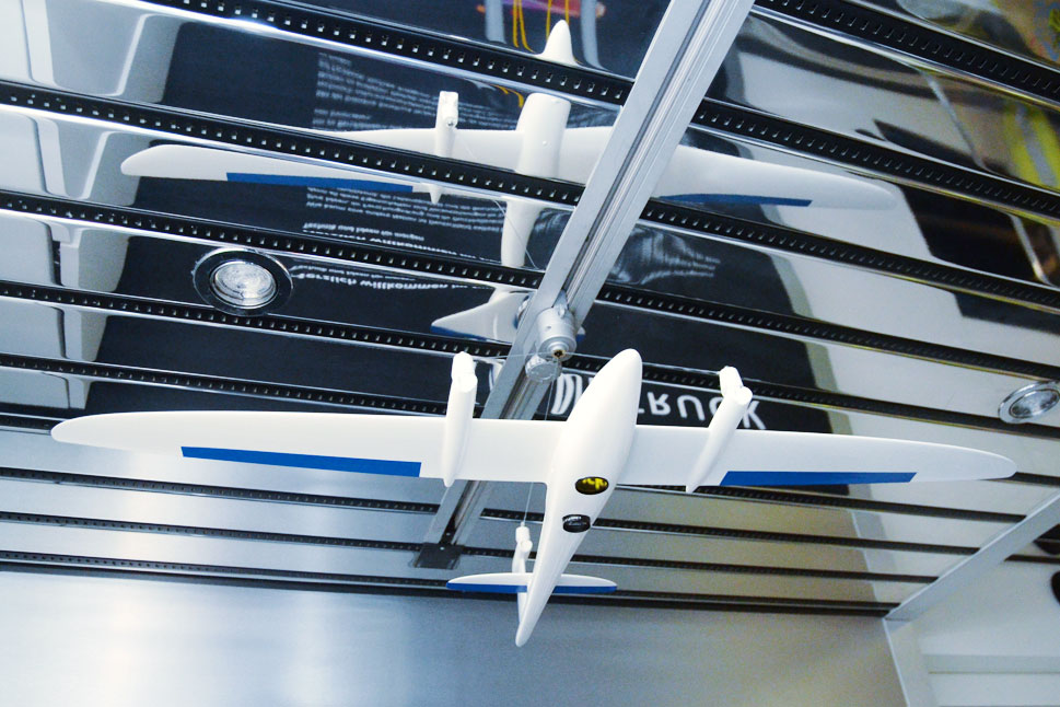 Ein Modell der Drohne Quantum Trinity im InnoTruck, die wie ein kleines Flugzeug aussieht.