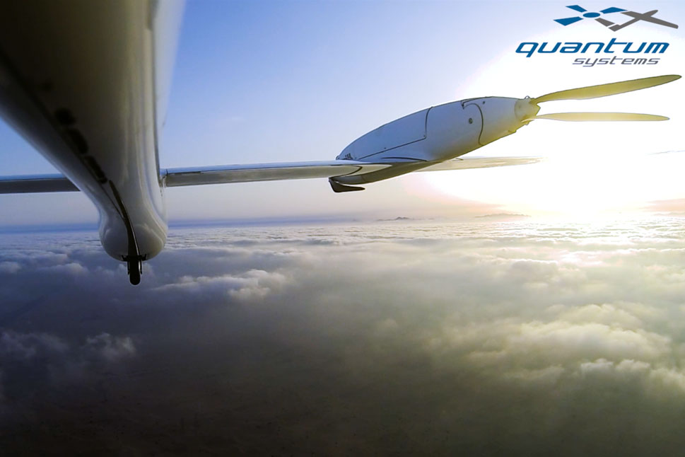 Das Bild ist aus der Perspektive der Kamera im seitlichen Flügel der Drohne und zeigt, wie diese durch die Luft fliegt.