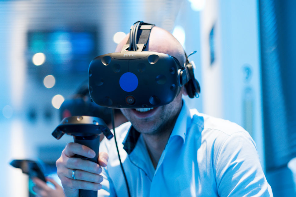 In der Virtual Reality-Lounge im Obergeschoss der Ausstellung begeben sich Besucher mit einem Lernspiel auf die Reise durch eine menschliche oder pflanzliche Zelle.