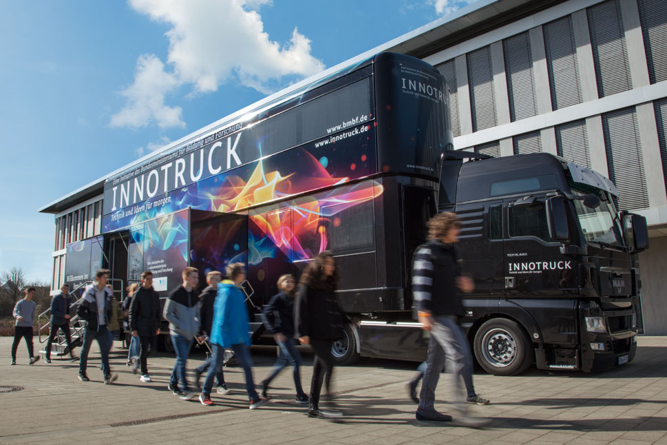 Das doppelstöckige Ausstellungsfahrzeug InnoTruck reist als "Innovations-Botschafter" durch Deutschland.