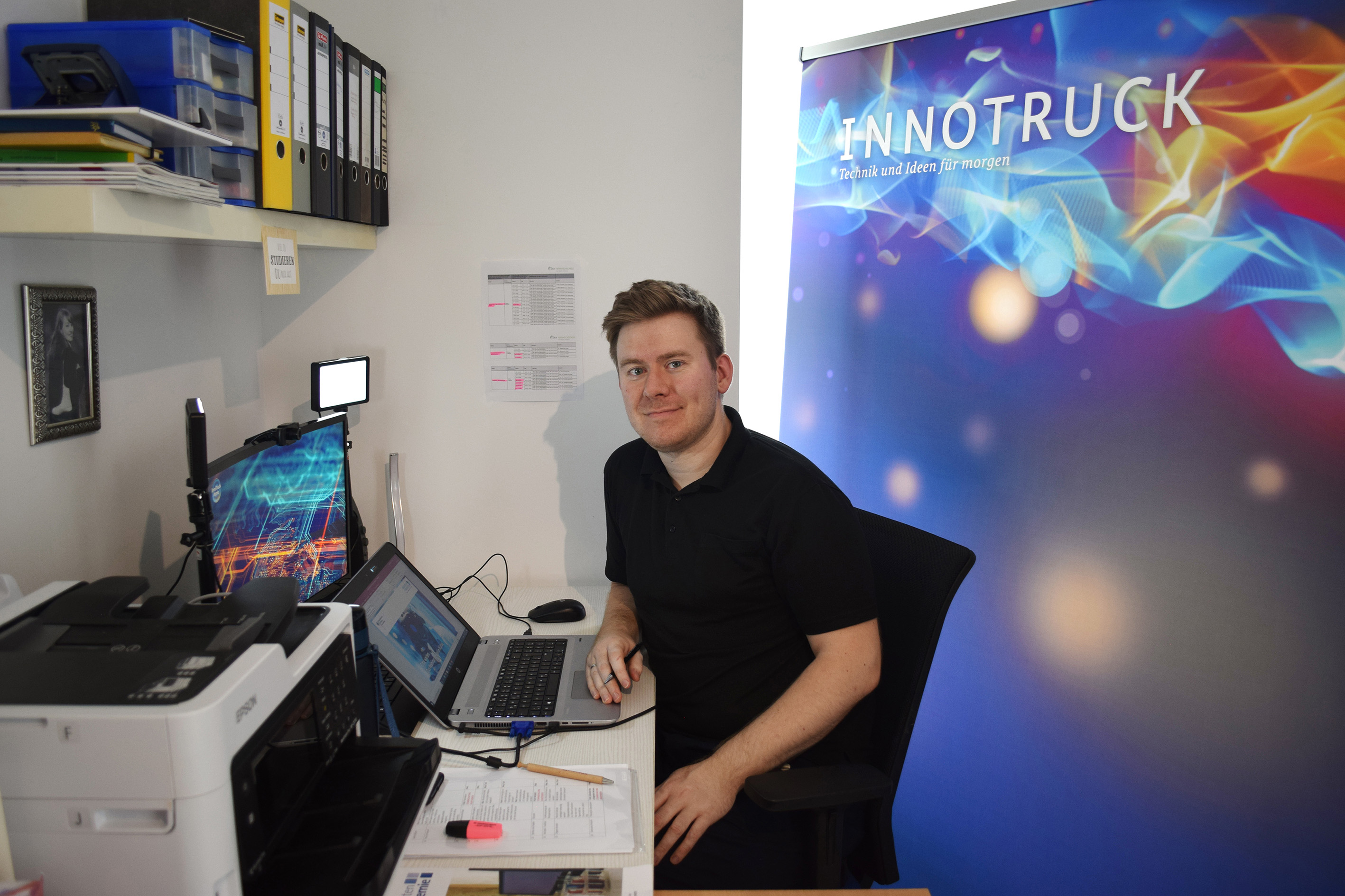 InnoTruck-Wissenschaftler Dr. Tobias Schwalbe moderiert die Online-Kurse von seinem Homeoffice-Arbeitsplatz.