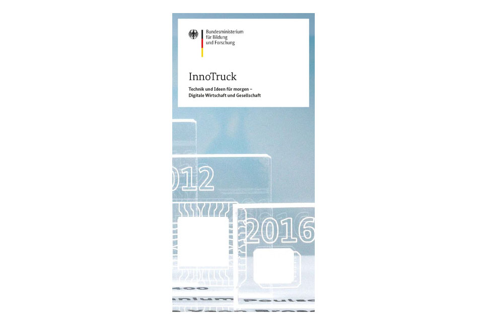 Cover des Themenflyers im DIN lang-Format zeigt mehrere Plexiglasblöcke, auf denen die Konturen eines Computerchips und Jahreszahlen eingraviert sind