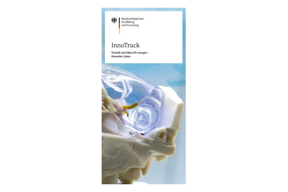 Cover des Themenflyers im DIN lang-Format zeigt das Modell einer Hörschnecke mit Implantat