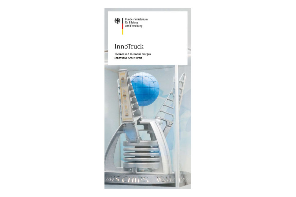 Cover des Themenflyers im DIN lang-Format zeigt einen flexiblen Robotergreifer, der einen Ball umschließt